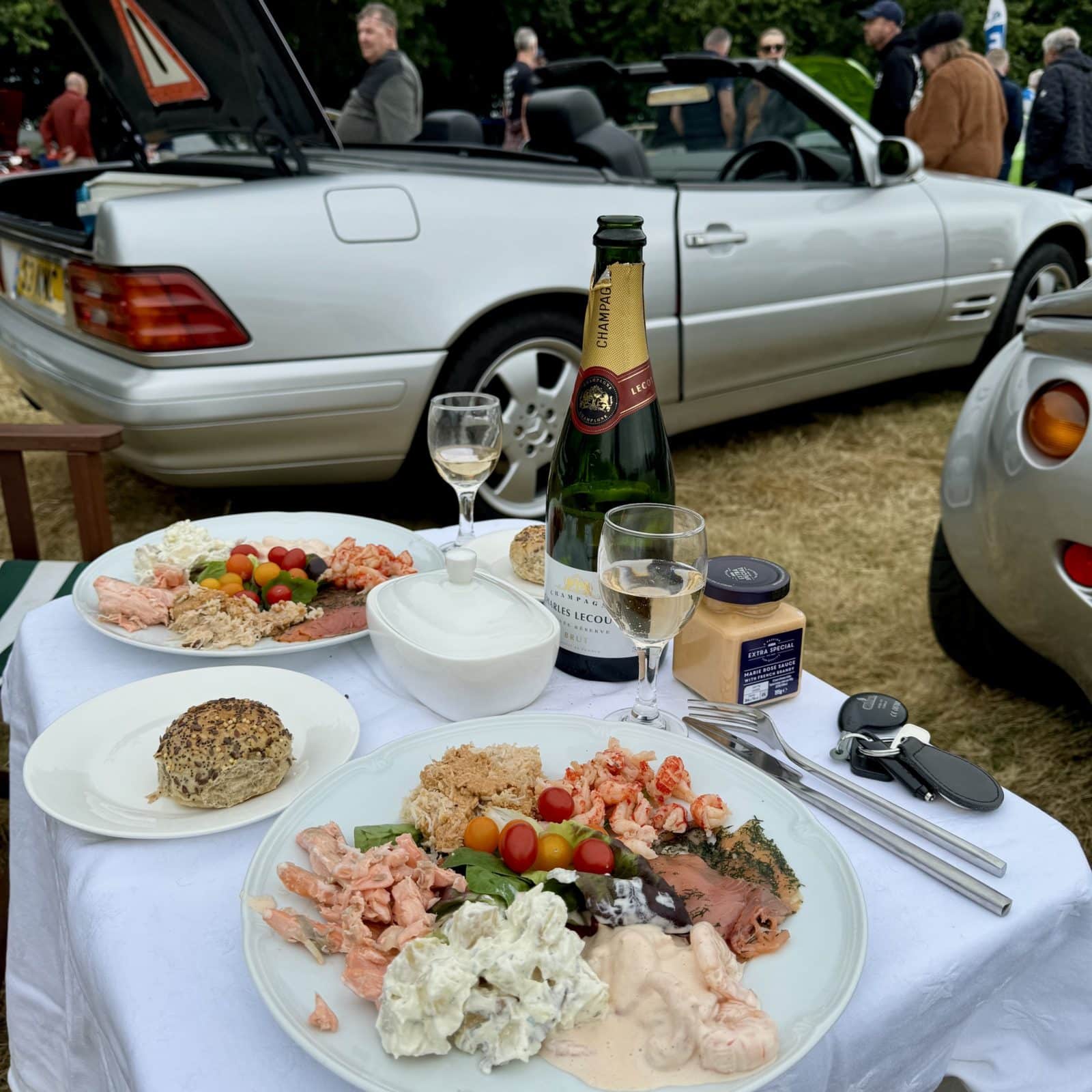 Drive out to Burghley House and picnic
